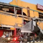 Terremoto in Indonesia causa uno tsunami: spazzate via case