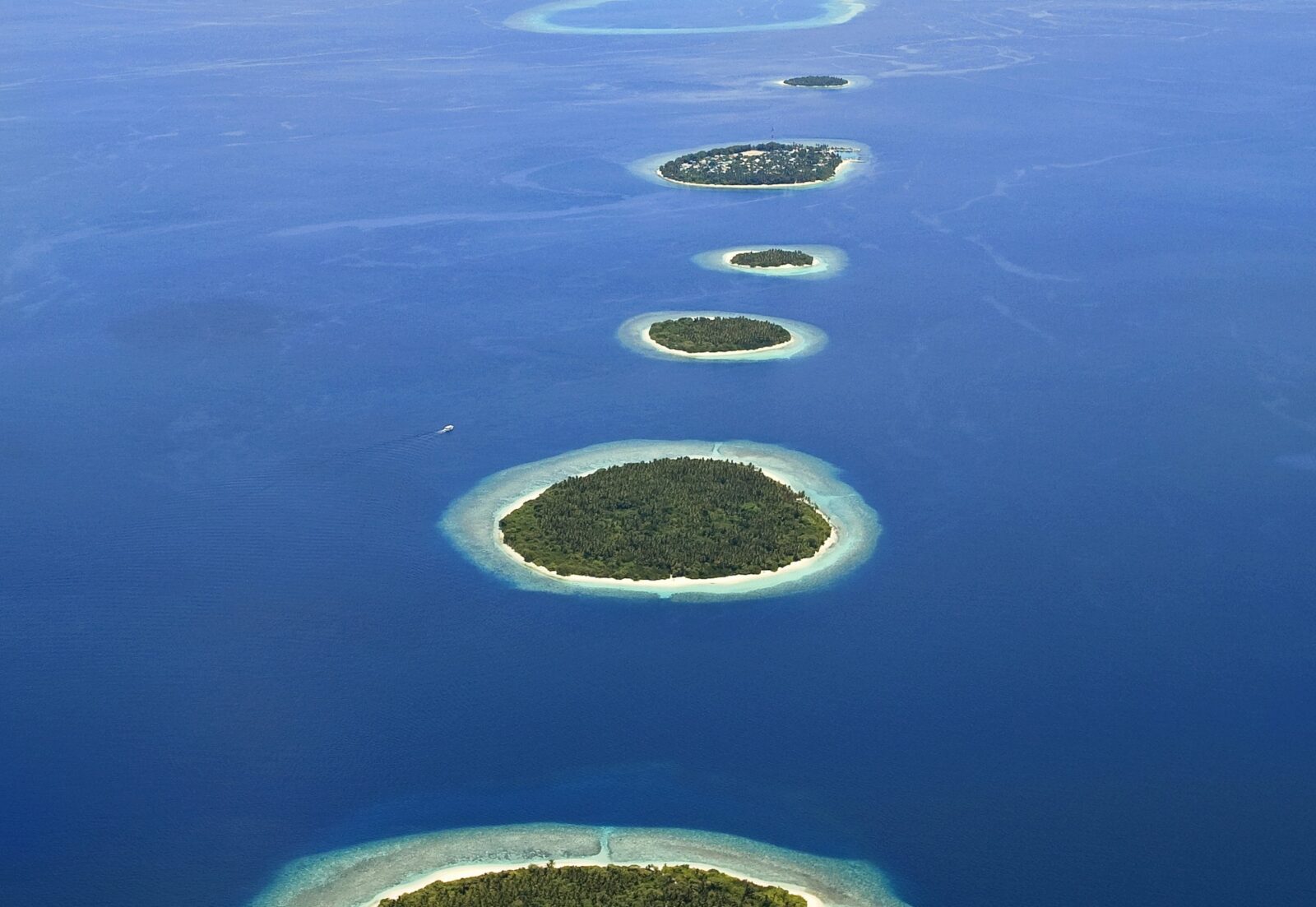 Крупнейшие архипелаги тихого океана. Атолл коралловый остров. Атоллы Мальдивских островов. Атолл в тихом океане. Остров Атолл Дюси.