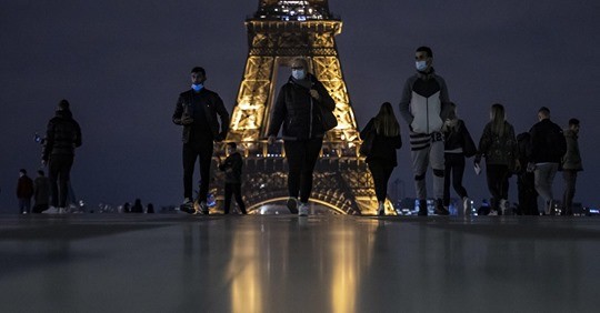 VILLE LUMIÈRE: Parigi si rassegna al coprifuoco