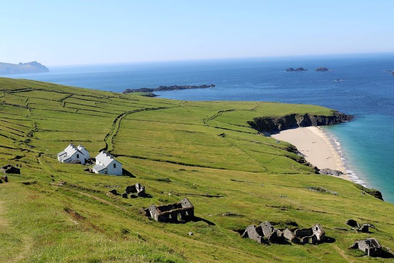 IRLANDA: Un'isola remota  sta cercando 2 persone per viverci