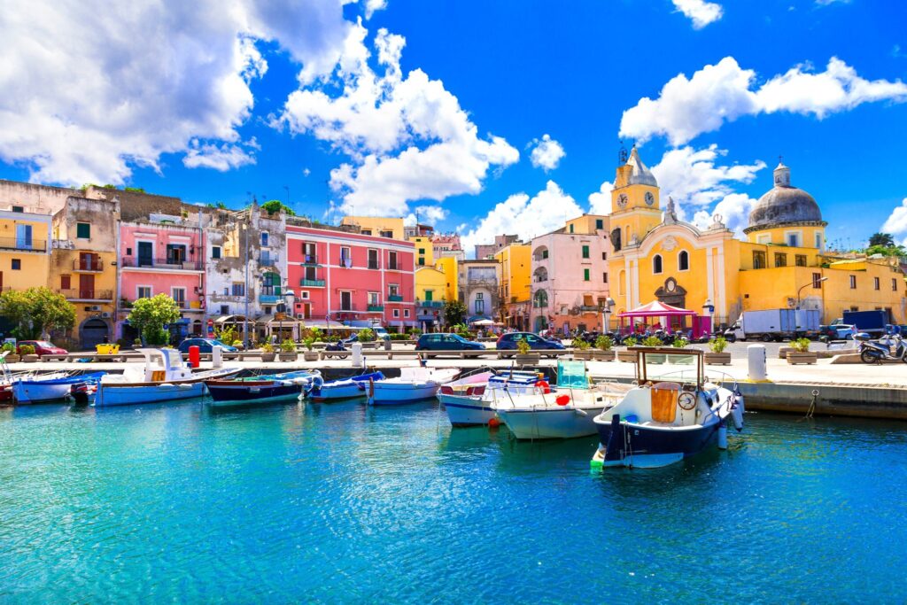 PROCIDA: Se state cercando una vacanza romantica in Italia uno dei luoghi che fa per voi